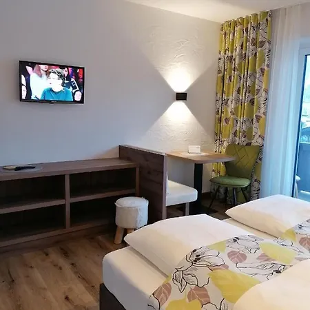 Claudia Zell Am 3* Τσελ αμ Ζέε