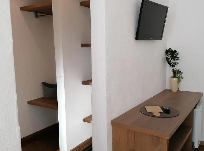 Claudia Zell Am Oda ve Kahvaltı