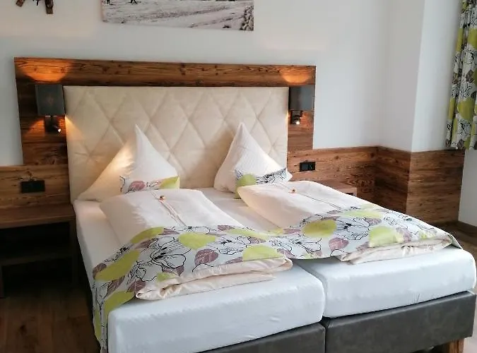 Claudia Zell Am Oda ve Kahvaltı 3*